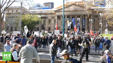 Des centaines de manifestants protestent à Melbourne contre la vaccination obligatoire des soignants