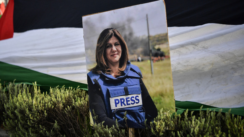 Un portrait de la journaliste Shireen Abu Akleh, lors d'une manifestation devant l'ambassade d'Israël pour soutenir les Palestiniens, à Athènes, le 16 mai 2022.