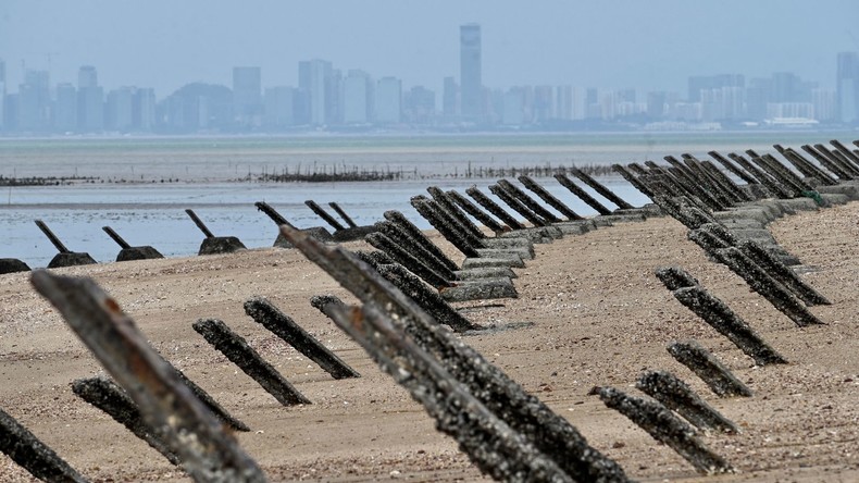 Des pointes anti-atterrissage le long de la côte taïwanaise, à seulement 3,2 kms de la côte de la Chine continentale, en arrière-plan.