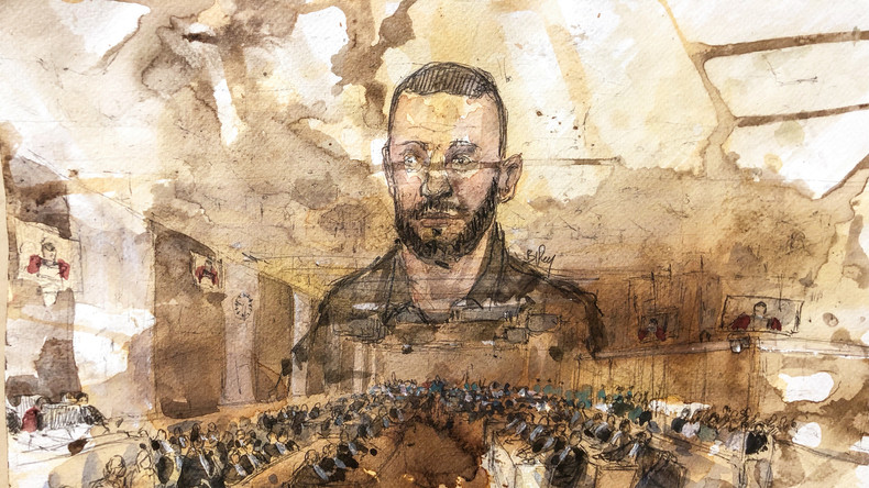 Un croquis d'audience réalisé le 29 juin 2022 montre Salah Abdeslam dessiné sur une vue générale de la salle d'audience lors du procès des attentats terroristes de Paris du 13 novembre 2015