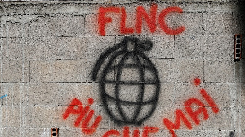 Un graffiti du FLNC indiquant «Piu che mai » (plus que jamais) est affiché sur un mur de Sarrola-Carcopino, sur l'île française de Corse, en Méditerranée.