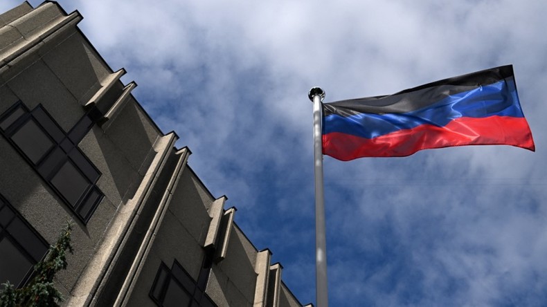 Le drapeau de la République populaire de Donetsk flotte devant son ambassade, inaugurée à Moscou, le 12 juillet 2022.