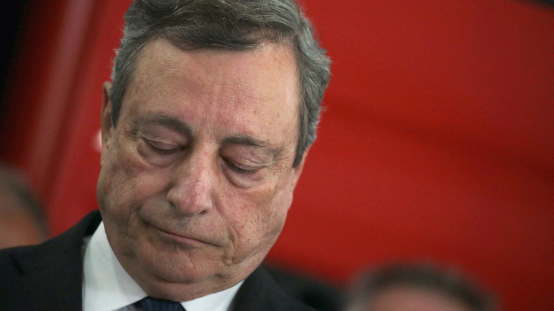 Le Premier ministre italien, Mario Draghi, donne une conférence de presse à la brigade des pompiers de Canazei, le 4 juillet 2022