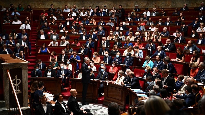 «Bouffons rouges», «les extrêmes se rejoignent» : vifs débats à l'Assemblée sur le pouvoir d'achat