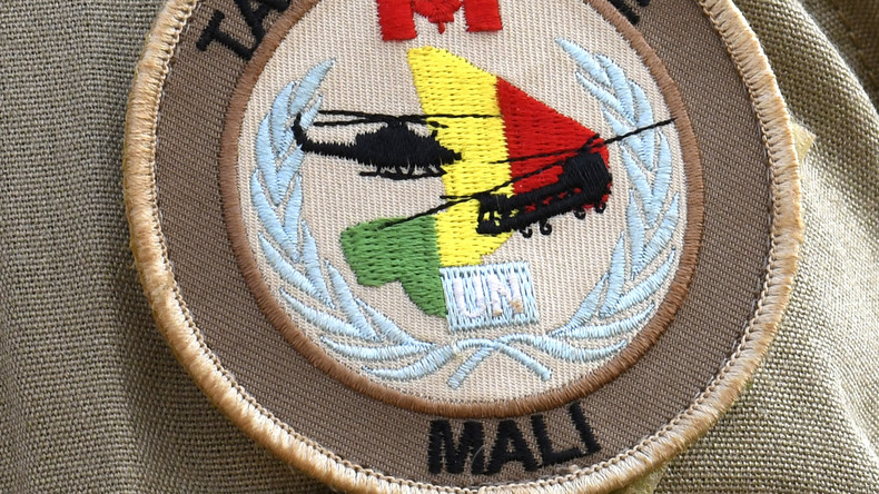 Un policier nigérian de la Mission des Nations unies pour la stabilisation au Mali (MINUSMA) patrouille sur la place principale de Tombouctou, le 8 décembre 2021