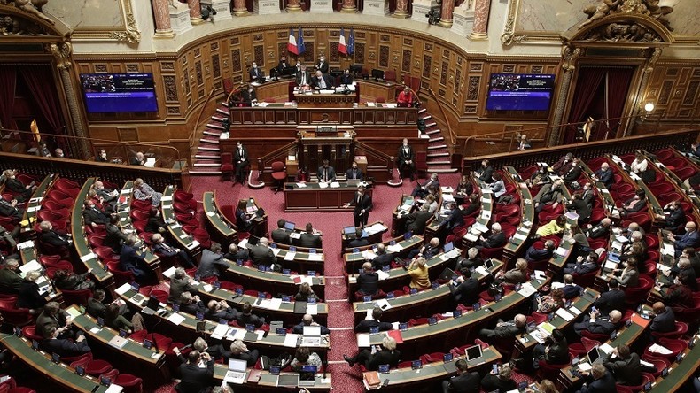 Projet de loi sanitaire : le Sénat rétablit la possibilité d'exiger un pass aux frontières
