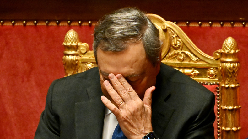 Le Président du Conseil italien, Mario Draghi, réagit pendant le débat sur la crise gouvernementale qui a suivi sa démission la semaine précédente, au Sénat à Rome, le 20 juillet 2022.