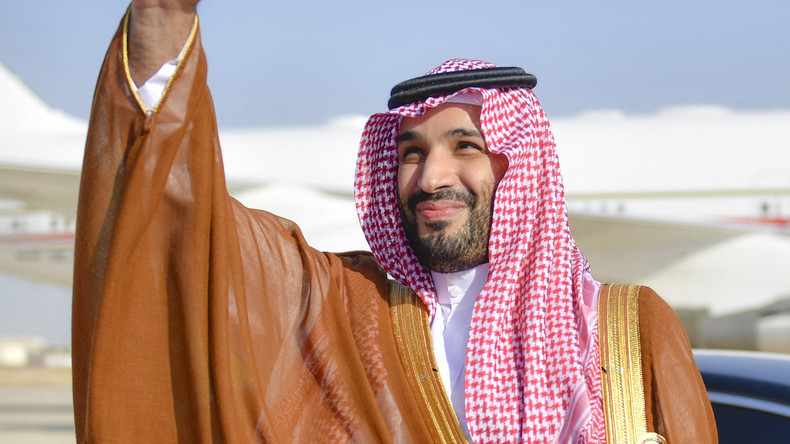 Mohammed bin Salman salue le président des Emirats arabes unis alors qu'il quitte l'aéroport international King Abdulaziz le 16 juillet 2022