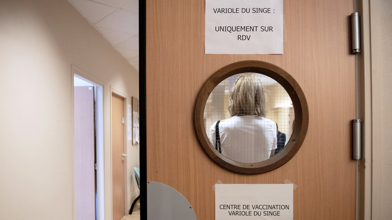 Une femme attend une dose de vaccin contre le monkeypox au centre de vaccination municipal Edison, à Paris, le 27 juillet 2022.