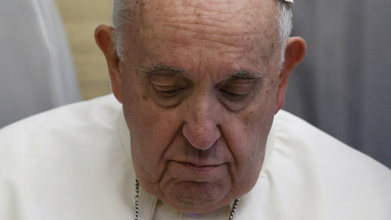 Le pape lors de son vol de retour après sa visite au Canada, le 29 juillet 2022.