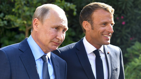 Vladimir Poutine et Emmanuel Macron, le 19 août 2019, à Bormes-les-Mimosas (Var), (image d'illustration).