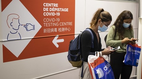 Des voyageuses vérifient leur pass à l'aéroport de Roissy, en avril 2021 (image d'illustration).