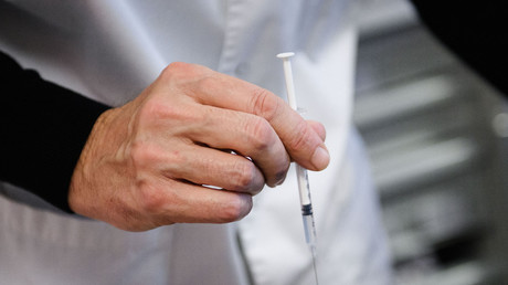 Un médecin tient une seringue au centre médical de l'Espace Santé APHM aux Aygalades, à Marseille, le 6 janvier 2022 (image d'illustration).