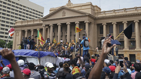Des milliers de manifestants ont réclamé la démission du président du Sri Lanka avant de prendre sa résidence d'assaut, le 9 juillet 2022 à Colombo.