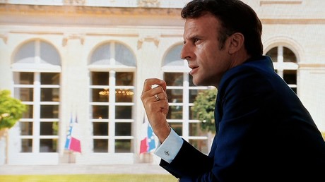 Le président Emmanuel Macron s'entretient avec deux journalistes dans le cadre d'une interview organisée, le 14 juillet 2022.
