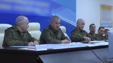 Le ministre russe de la Défense Sergueï Choïgou inspecte des hauts gradés des forces armées russes, qui exécutent des missions dans le cadre de l’opération militaire en Ukraine.