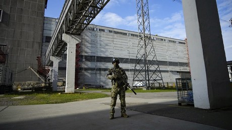 Un militaire russe sur le site de la centrale nucléaire de Zaporojié, en Ukraine, sous contrôle militaire russe, le 1er mai 2022.