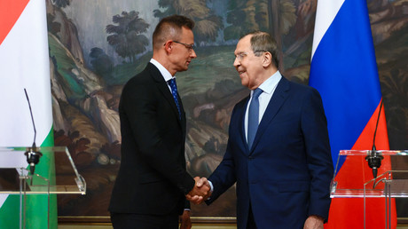 Le ministre hongrois des affaires étrangères Peter Szijjarto et son homologue russe Sergueï Lavrov à Moscou, le 21 juillet.