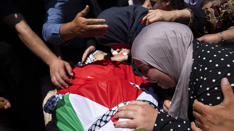 es Palestiniens portent le corps de l'homme abattu dans le camp de réfugiés de Jénine dans la soirée du 1er août (image d'illustration).