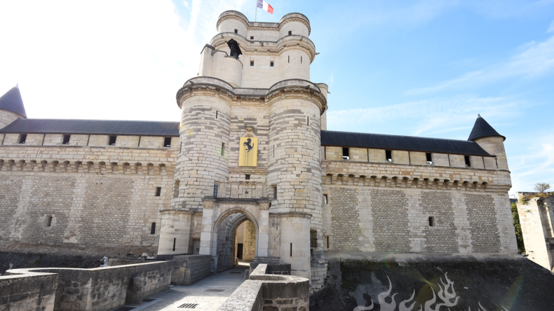 Le château de Vincennes et d'autres lieux touristiques ne sont pas fermés aux ressortissants russes, a assuré le ministère des Armées le 9 août 2022.