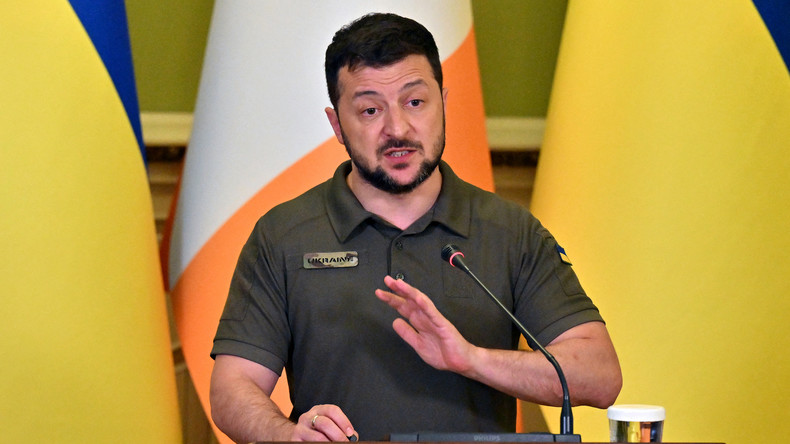 Le président ukrainien Volodymyr Zelensky donne une conférence de presse conjointe à la suite de ses entretiens avec le Premier ministre irlandais à Kiev, le 6 juillet 2022.