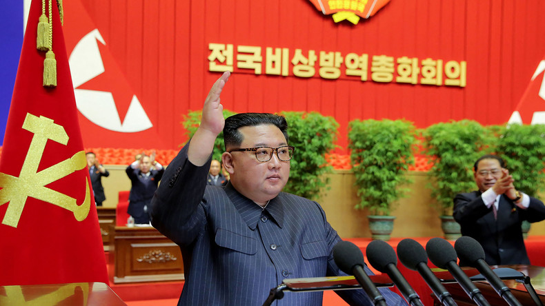 Le dirigeant nord-coréen Kim Jong Un s'exprimant lors de la réunion nationale d'examen du travail d'urgence anti-épidémique à Pyongyang, le 10 août 2022.