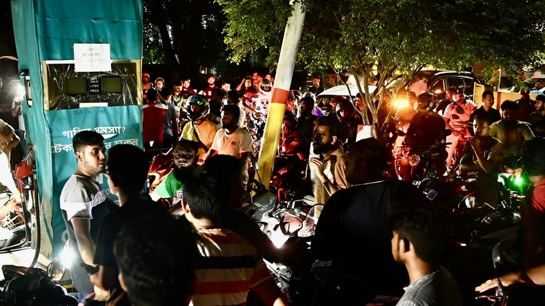 Bangladesh : des milliers de manifestants protestent contre la hausse des prix du carburant (VIDEO)