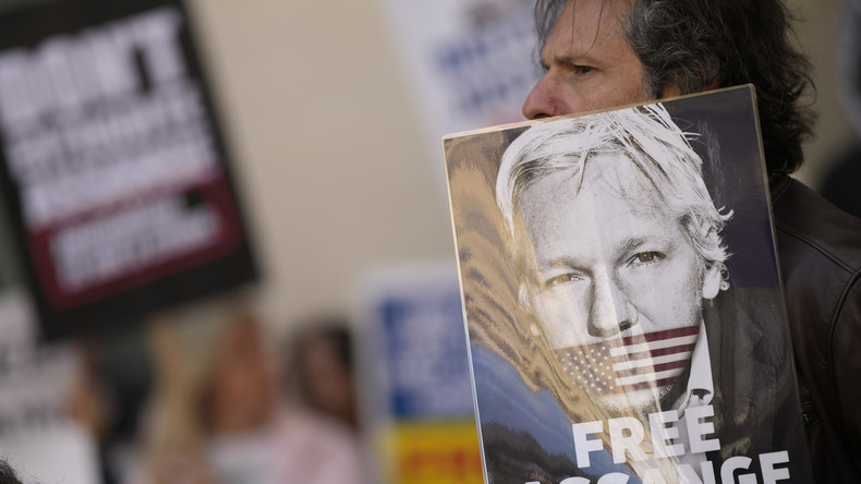 Des avocats américains de Julian Assange et des journalistes portent plainte contre la CIA et Pompeo