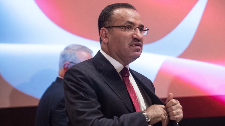 Le ministre turc de la Justice Bekir Bozdag part après avoir tenu une conférence de presse à l'ambassade de Turquie à Washington, le 27 octobre 2016.