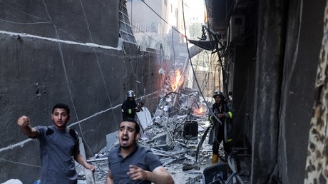 Des secouristes et des pompiers interviennent à Gaza, frappée par l'armée israélienne le 5 août 2022.