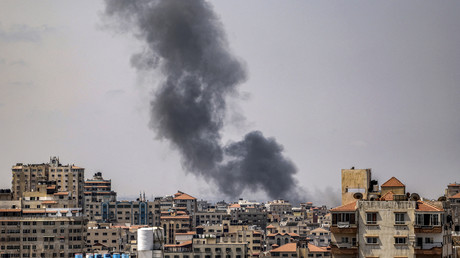 De la fumée monte après une frappe aérienne israélienne sur Gaza le 6 août 2022.