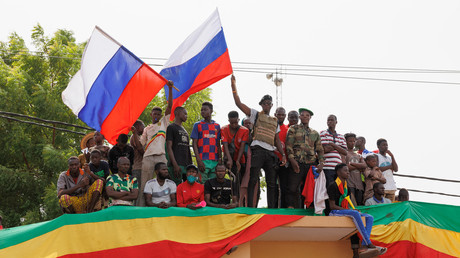 Des partisans du président intérimaire malien agitent des drapeaux de la Russie lors d'un rassemblement pro-russe à Bamako, le 13 mai 2022.