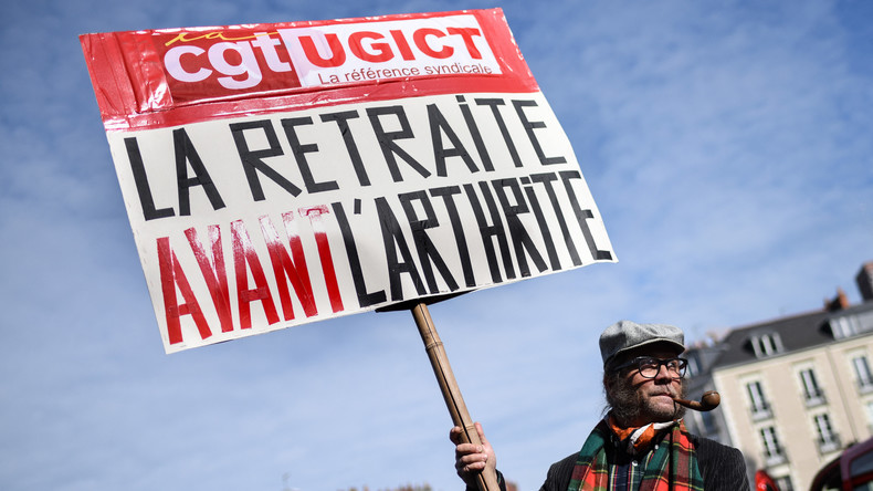 Un manifestant de la CGT le 1er mai 2022