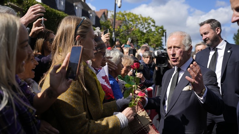 Le roi Charles III devant une foule de partisans lors de sa venue à Cardiff, au Pays de Galles, le 16 septembre 2022.