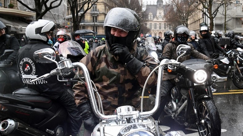Paris : des motards manifestent contre le stationnement payant imposé aux deux-roues