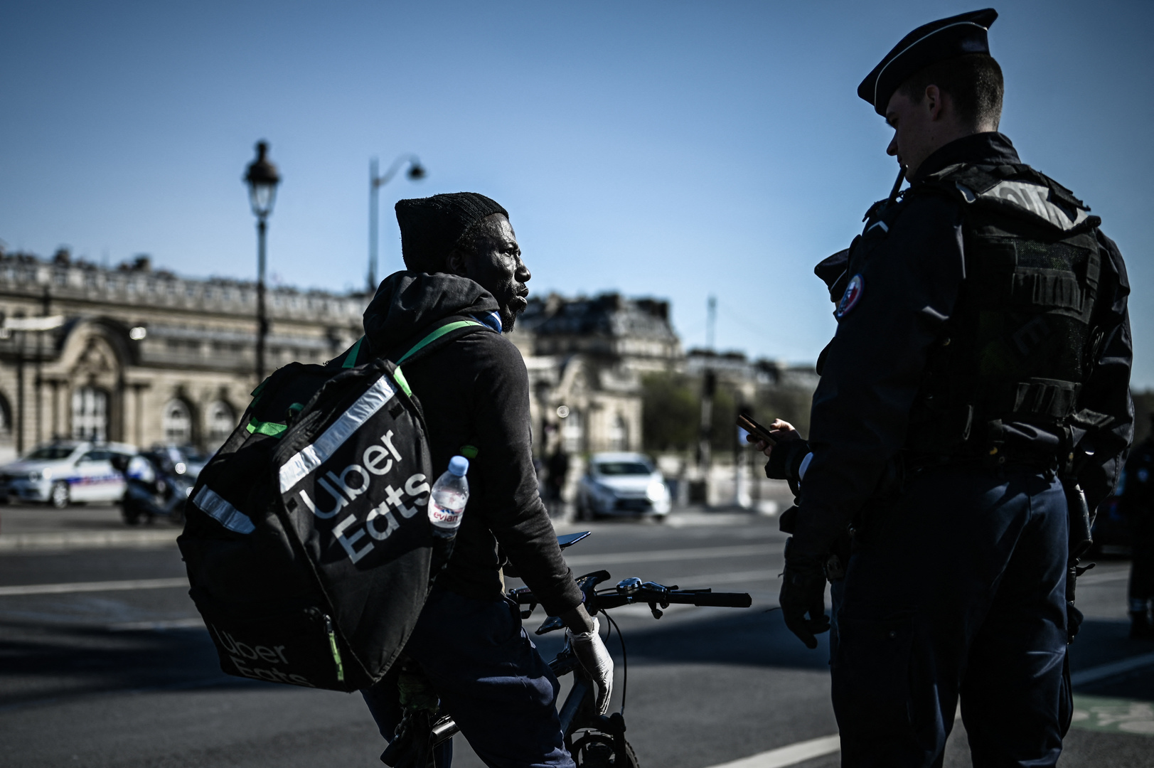 Paris : des livreurs sans papiers manifestent après la déconnexion de leurs comptes par Uber Eats