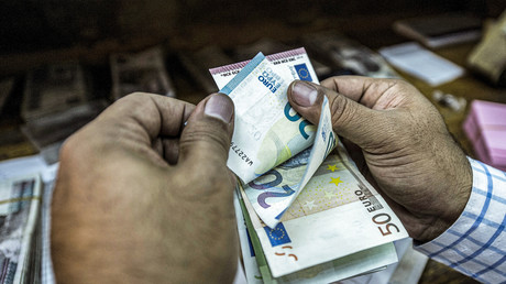 Un employé compte des billets en euros dans un bureau de change du Caire, la capitale égyptienne (illustration).