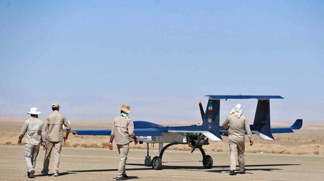 Des techniciens iraniens autour d'un drone sur une piste d'atterrissage le 24 août (image d'illustration).