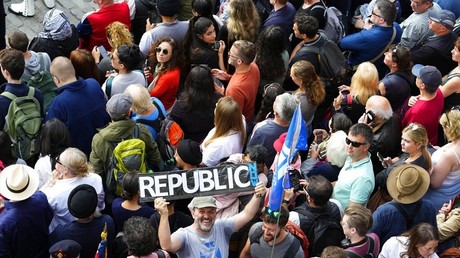 «Pas mon roi» : la police britannique critiquée après l’arrestation de manifestants antimonarchie «Pas mon roi» : la police britannique critiquée après l’arrestation de manifestants antimonarchie