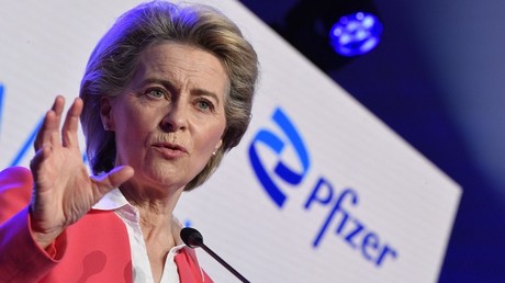 La présidente de la Commission européenne, Ursula von der Leyen, lors d'une visite de l'usine de fabrication Pfizer à Puurs, le 23 avril 2021 (image d'illustration).