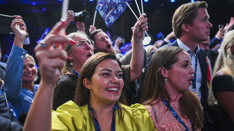 Des partisans du parti nationaliste anti-immigration Démocrates suédois célèbrent le bon score obtenu par celui-ci (deuxième place) aux élections législatives, le 11 septembre à Stockholm (image d'illustration).