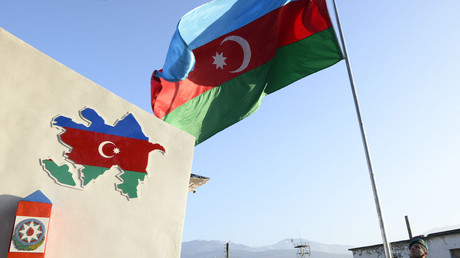 Un garde-frontière azerbaïdjanais hisse le drapeau national lors de la cérémonie d'ouverture du poste frontière dans le village de Zangilan, au sud-ouest de l'Azerbaïdjan, le 5 janvier 2021 (image d'illustration).