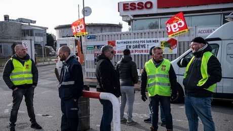 Grèves pour les salaires : les raffineries Esso à l'arrêt, prélude à un mouvement d'ampleur ?