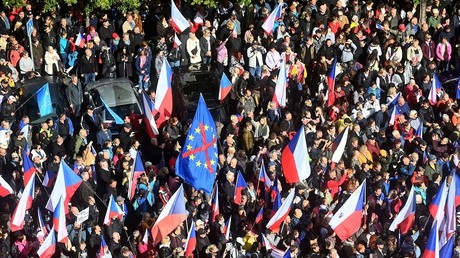 Des dizaines de milliers de personnes manifestent à Prague contre l'OTAN et l'UE (VIDEO)