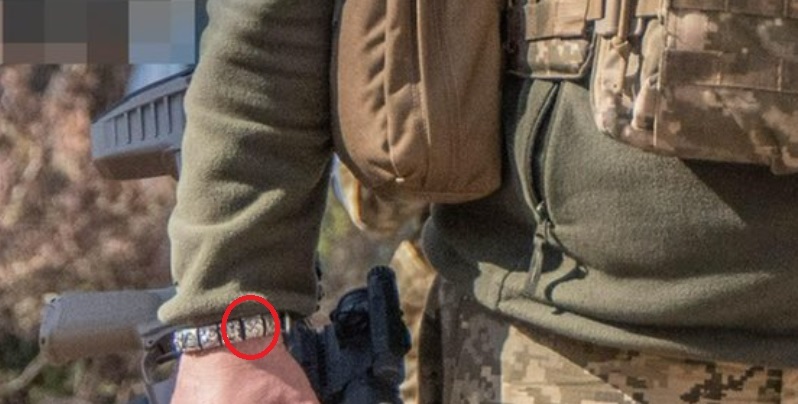 Le commandant des forces ukrainiennes arborait-il un symbole nazi sur son bracelet ?