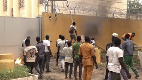 Burkina Faso : l'ambassade de France de nouveau prise pour cible, les putschistes appellent au calme