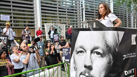 John Bolton charge Assange devant sa femme, elle le renvoie à son rôle dans la guerre en Irak
