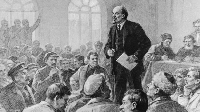 Владимир Лењин држи говор на седници.