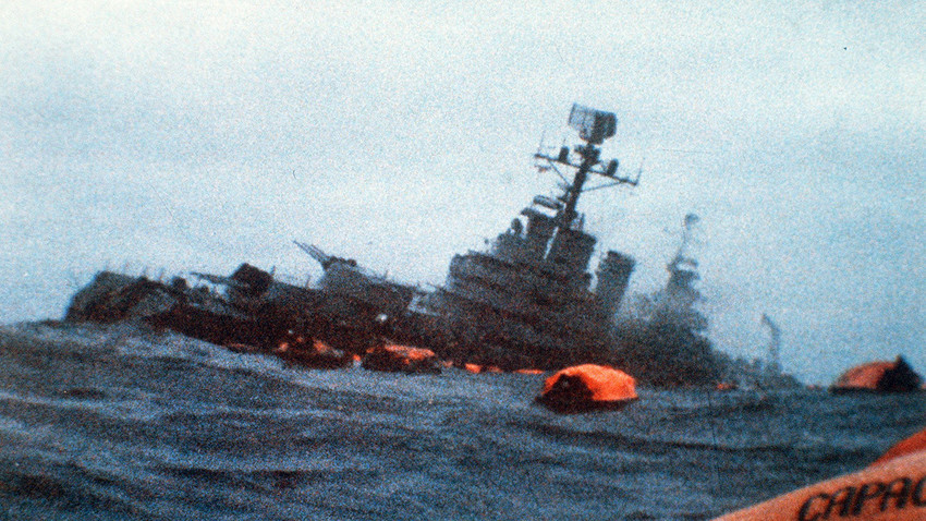 ARA General Belgrano, obkrožen z reševalnimi čolni, potem ko so ga zadeli torpedi britanske podmornice. 2. maj 1982.