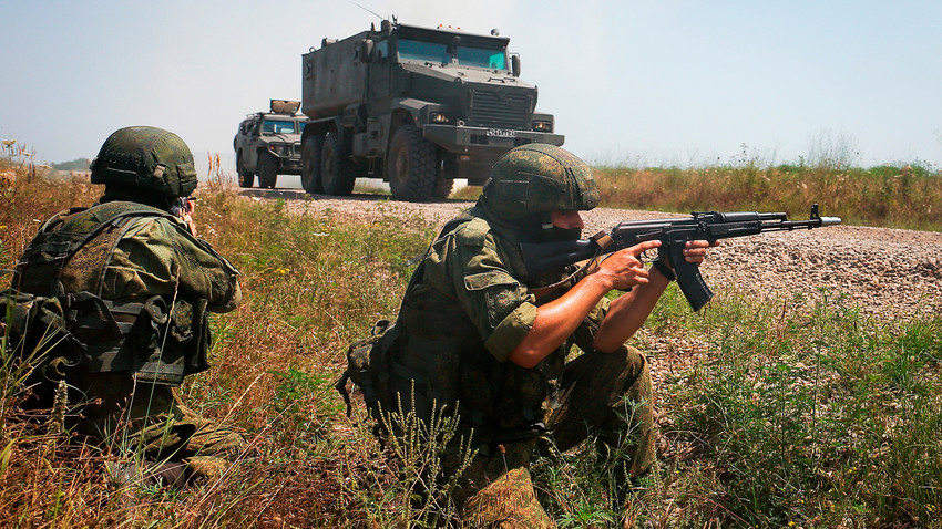 Военни по време на тактическа тренировка със специалните части на Южния военен окръг.